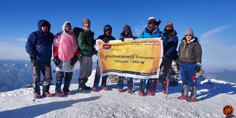 Trekkers in Kedarkantha Summit