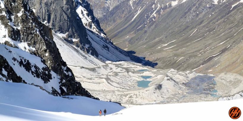 Borasu Pass Trekkers – Adventure enthusiasts trekking through the high-altitude Borasu Pass route.