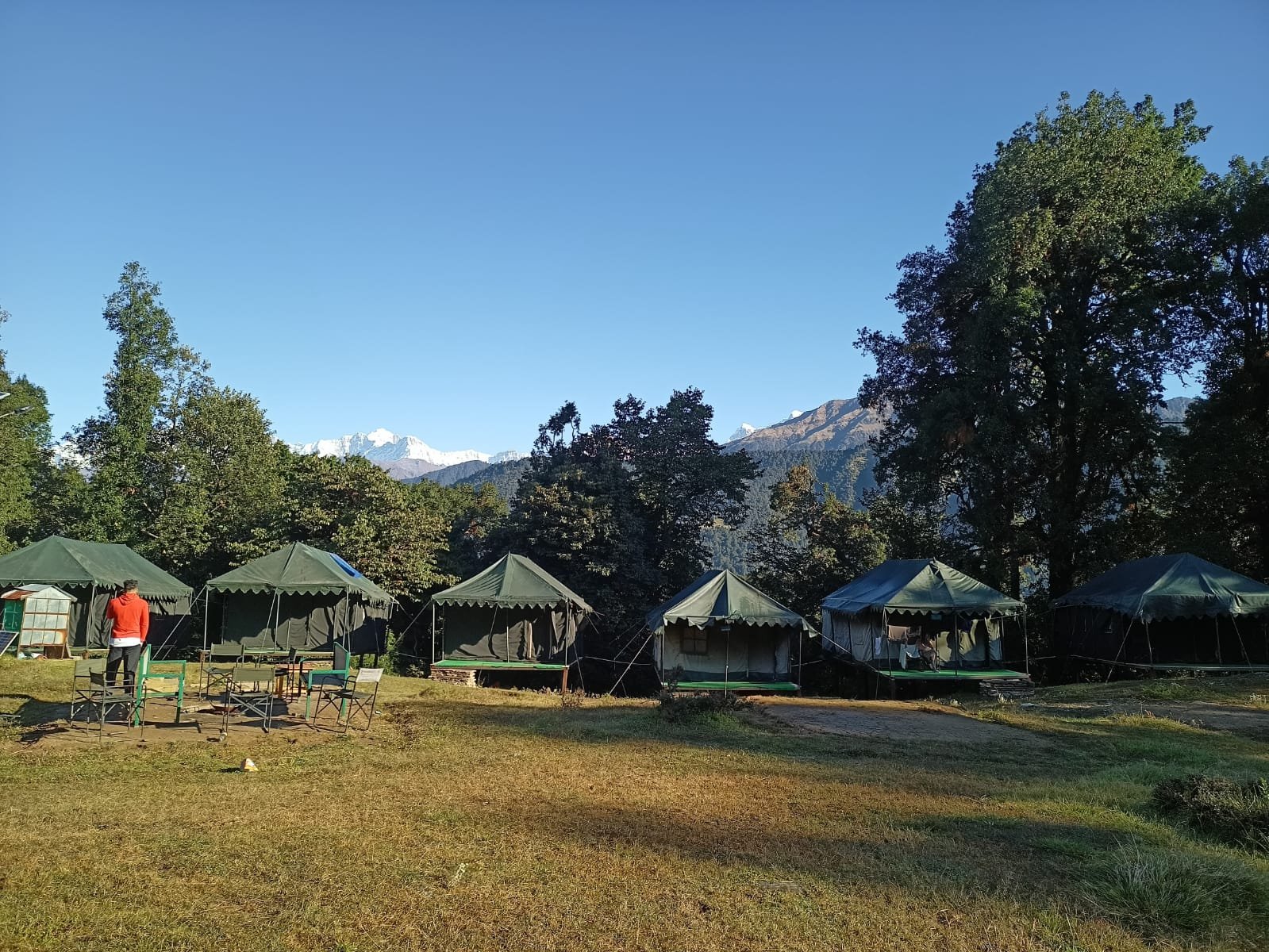 Beautiful Green Meadows in Deoriatal Chandrashila Trek