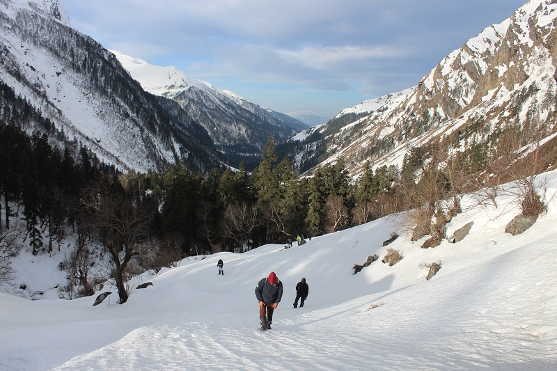 snow trek in uttarakhand