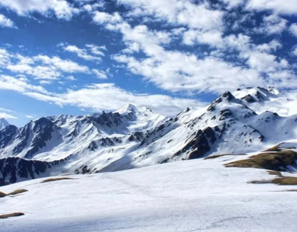 Sar Pass trail in May 2025